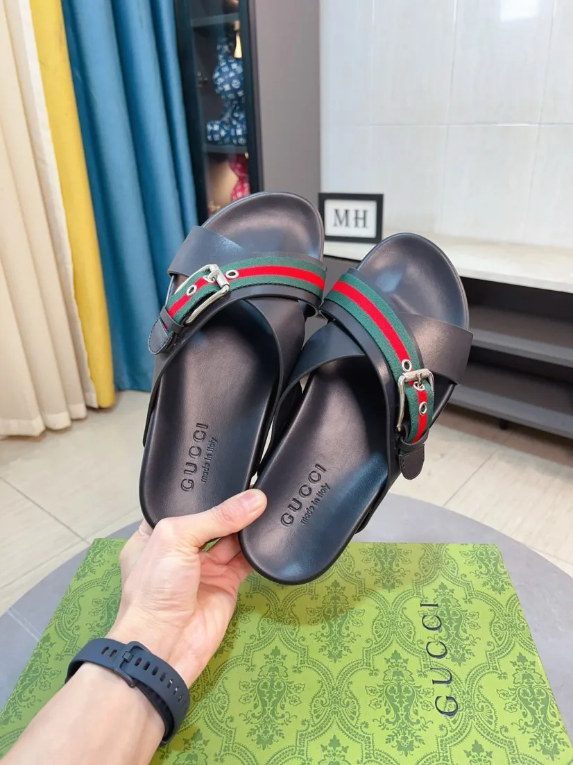Men's Men's Shoes💰300🌸🌸【GUCCI New Style】This slipper is made of GG polyester fiber and is decorated with the Gucci label on the front, adding a bold logo feel to the style. "Gucci Made in Italy" stamped label Rubber sole Flat Made in Italy Men's sizes 39 to 45, (46. Customized